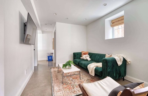 Goose Hollow House | Massive 7BR Nob Hill NW 23rd Sleeps 14
