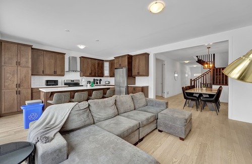 Kitchener House | Massive 8 Bed Luxury Estate+65" TV+Free Parking