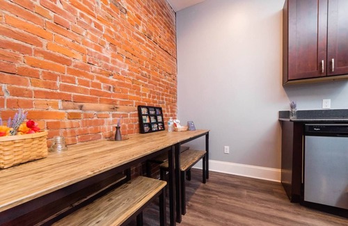 Manchester Apartment | Massive Home - GroupStay - Parking & Location