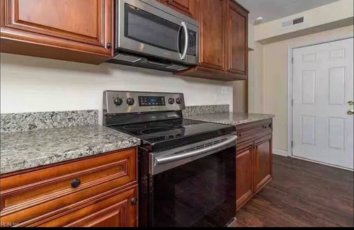 Norfolk House | Master bedroom near Norfolk Base Ocean View