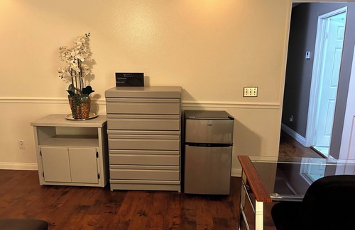 Baldwin Park House | Master Bedroom Private bathroom/Pet friendly/long stays welcome.