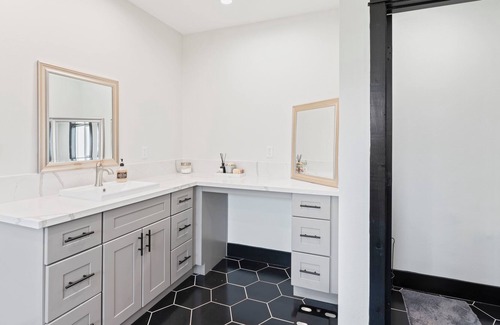 San Bernardino House | Master Luxurious Private room w/ Chic Tub Great work space! Mins. from Downtown