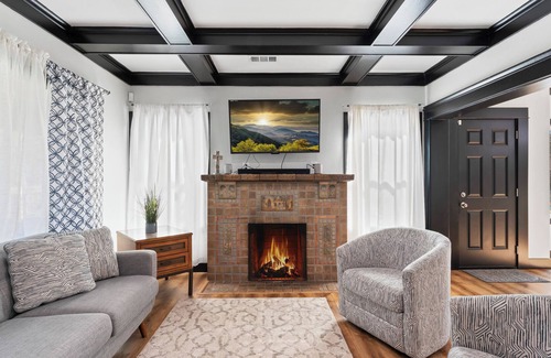 San Bernardino House | Master Luxurious Private room w/ Chic Tub Great work space! Mins. from Downtown