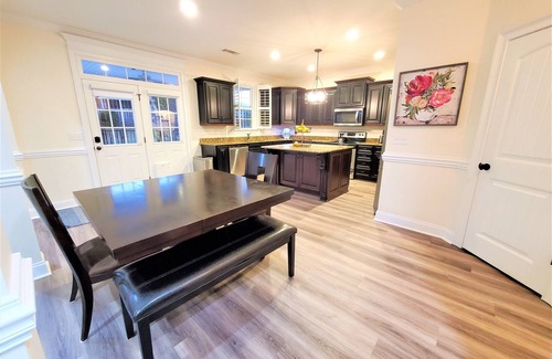 Evans House | Master's enthusiasts- Sleeps 12, private pool, fishing, kayaking, tennis, sports