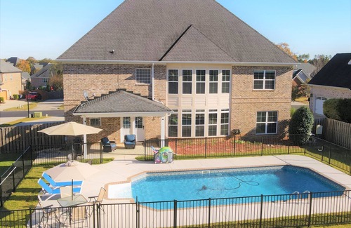 Evans House | Master's enthusiasts- Sleeps 12, private pool, fishing, kayaking, tennis, sports