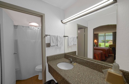 Selma Hotel | Masters Inn Selma/Smithfield I-95 By OYO