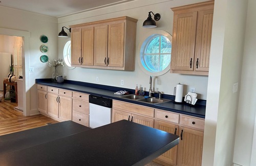 Lake Oconee Cottage | Master’s Week Charming 7-bedroom cottage with WiFi and AC on Lake Oconee