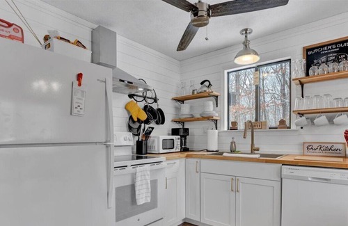 Rowland Cottage | Masthope Cottage - Hot Tub, Arcades, Ski, Pools, Lake, Tiki Bar, Restaurant