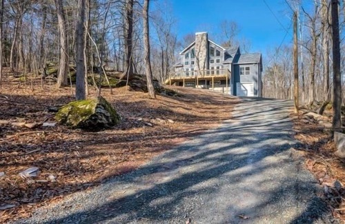 Lackawaxen Ski Chalet | Masthope Mountain Community Just Built- Sprawling Chalet w/ Hot Tub