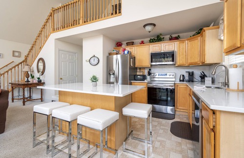 Rowland House | Masthope Mountain Hideaway walking distance to the lake and 8 min to ski lodge