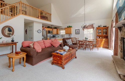 Rowland House | Masthope Mountain Hideaway walking distance to the lake and 8 min to ski lodge