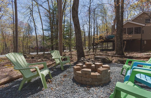 Rowland House | Masthope Mountain Hideaway walking distance to the lake and 8 min to ski lodge