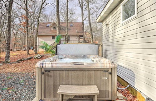 Lackawaxen Cottage | Masthope Mountain Vacation Rental w/ Hot Tub!