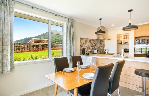 Waikanae House | Matenga Townhouse - Waikanae Holiday Home