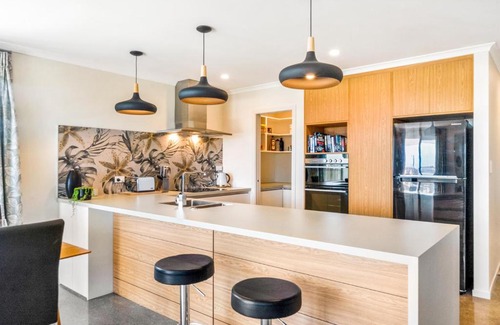 Waikanae House | Matenga Townhouse - Waikanae Holiday Home