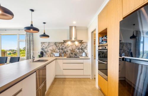 Waikanae House | Matenga Townhouse - Waikanae Holiday Home