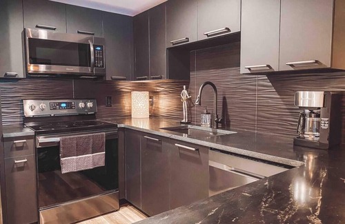Nashville Condo | Matte Black 2 Bedroom - Music Row - Guitar Pool - Sleeps 6