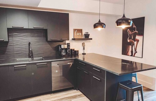 Nashville Condo | Matte Black 2 Bedroom - Music Row - Guitar Pool - Sleeps 6