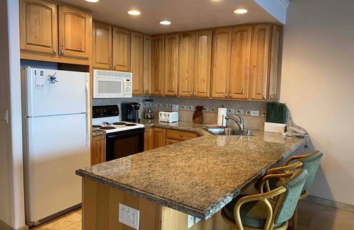 Honokowai Condo | Maui Budget Condo with Oceanfront Luxury at Papakea