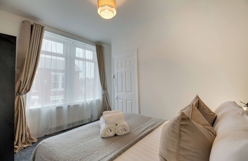 Fenham House | Mauve Modern 3-Bedroom Home in Newcastle