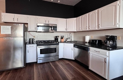 Union City House | Max NY View - Combination of 5 Beautiful Apartments, Sleeps 60+ 15 Mins to NYC