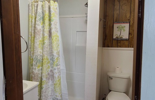White Lake Cottage | Max's Retreat, Lakefront Charming 3-bedroom cottage in peaceful White Lake