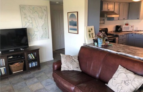 Clinton Cottage | Maxwelton Beach Waterfront: Sunsets and Olympic Mountain views