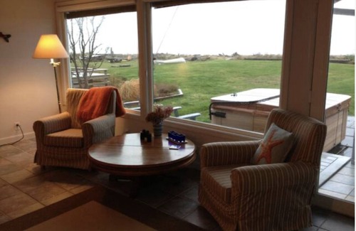 Clinton Cottage | Maxwelton Beach Waterfront: Sunsets and Olympic Mountain views