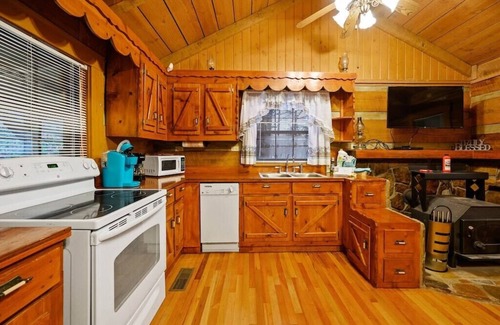 Bluff Mountain Cabin | May Last Minute Deals!