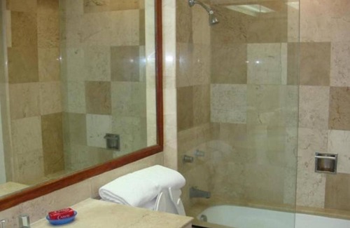 Playa Diamante Apartment | Mayan Playa Torre I Apartment beach front