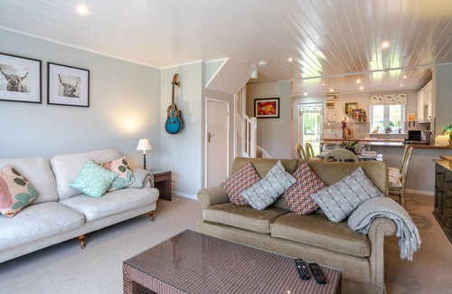 South Cerney Cottage | Mayfly Lodge - sleeps 6 guests in 3 bedrooms