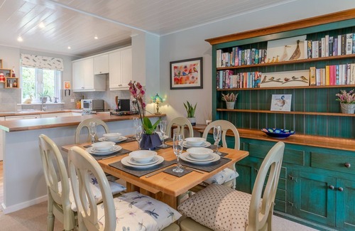 South Cerney Cottage | Mayfly Lodge - sleeps 6 guests in 3 bedrooms