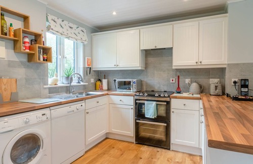 South Cerney Cottage | Mayfly Lodge - sleeps 6 guests in 3 bedrooms