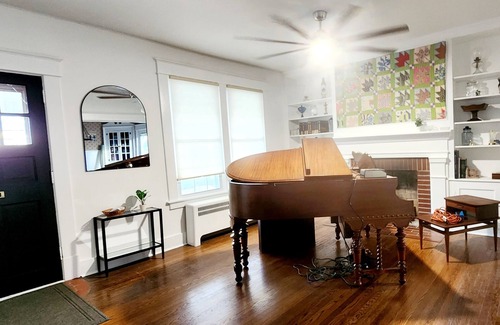 Williamstown House | Mayor's House w/ Playing Grand Piano & 2 Kitchens- 5 Minutes to Ark - Sleeps 16+