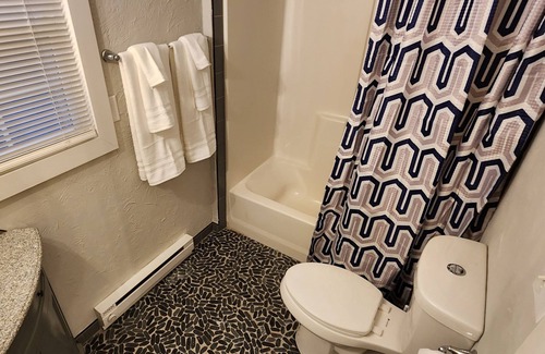 Williamstown House | Mayor's House w/ Playing Grand Piano & 2 Kitchens- 5 Minutes to Ark - Sleeps 16+