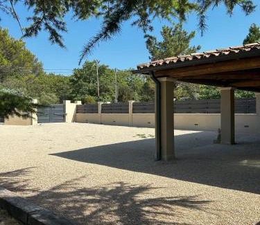 Lagnes House | Mazet des Cèdres au pied de la colline