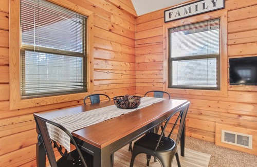 Bear Basin Estates Cabin | Mccall's Cozy Cottage Loft Cabin Retreat Walk to Lake