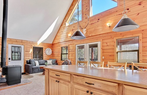 Bear Basin Estates Cabin | Mccall's Cozy Cottage Loft Cabin Retreat Walk to Lake
