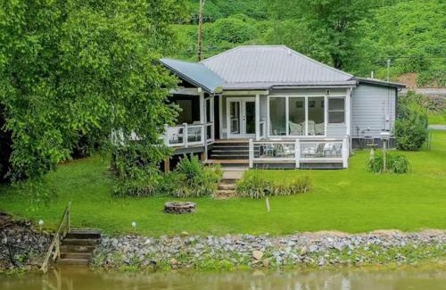 Williamstown House | Mccaysville River House- Cuddleup
