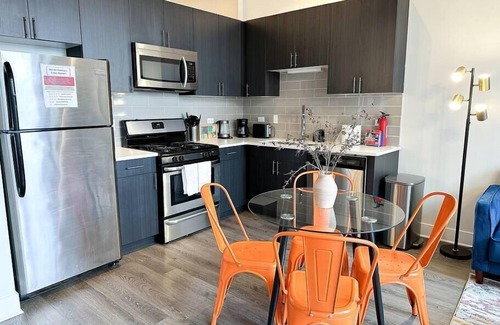 Near South Side Apartment | McCormick 2B/2Ba for up to 8 guests with Optional Parking