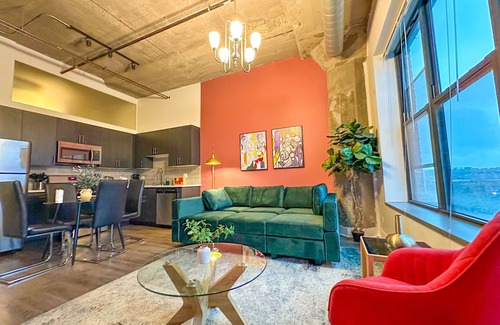 Near South Side Apartment | McCormick 2B/2Ba for up to 8 guests with Skyline view and optional parking