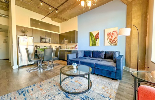 Near South Side Apartment | McCormick 2B/2Ba for up to 8 guests with Skyline view and Optional parking