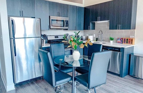 Near South Side Apartment | McCormick Place beautiful 2b/2b with optional parking for up 8 guests