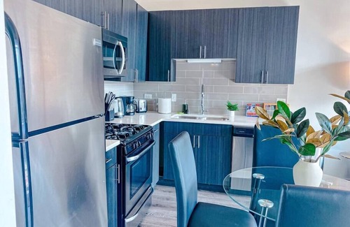 Near South Side Apartment | McCormick Place beautiful 2b/2b with optional parking for up 8 guests