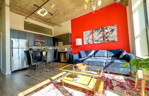 Near South Side Apartment | McCormick Place beautiful 2b/2b with optional parking for up 8 guests
