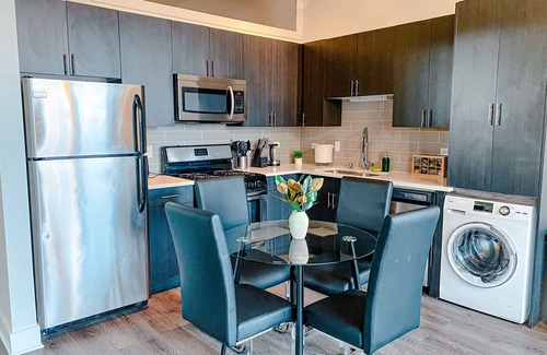 Near South Side Apartment | McCormick Place city view 2br/2ba with optional parking for up to 8 guests
