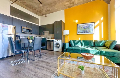 Near South Side Apartment | McCormick Place city view 2br/2ba with optional parking for up to 8 guests