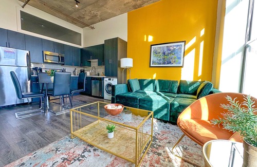 Near South Side Apartment | McCormick Place city view 2br/2ba with optional parking for up to 8 guests