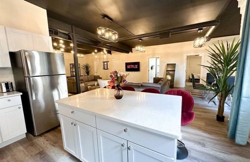 Near South Side Apartment | McCormick Place with 5 beds/Pool table/Optional Parking/Sleeps 10
