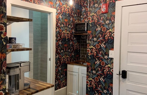Sweetwater Hotel | McCrary Suite-Remedies Inn, downtown historic
